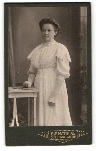 Fotografie E. W. Matthias, Seifhennersdorf, Portrait junge Dame in weissem Klei