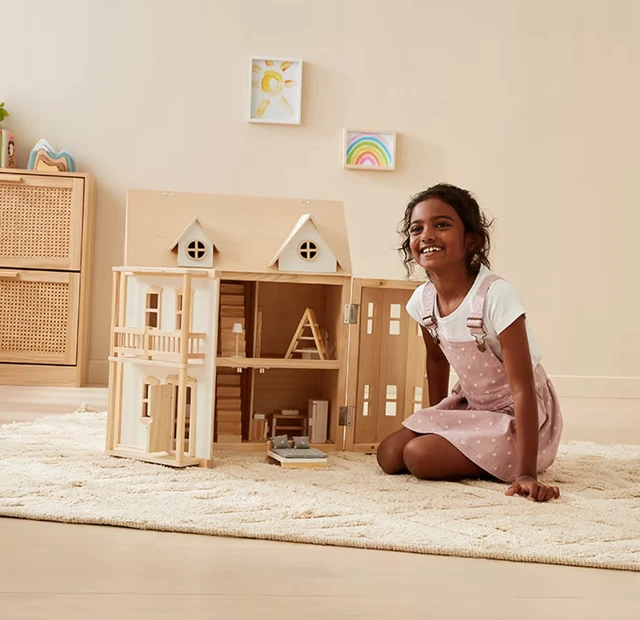 Wooden Doll House Mansion Pretend Play with 20 Peices Of Furniture