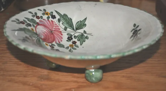 Italian Pottery 3 footed bowl – signed & numbered Vamro M 72 Floral Majolica !
