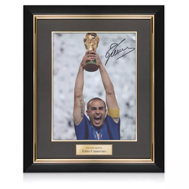 Photo de football italien signée par Fabio Cannavaro. Cadre de luxe