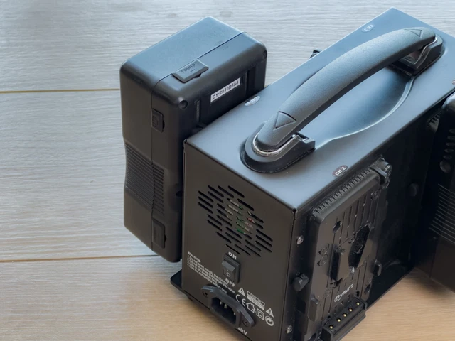 Cargador de batería Dynacore D-4S 4 vías bloqueo en V