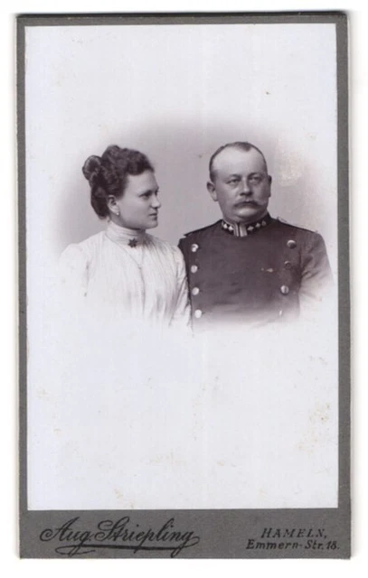 Fotografie Aug. Striepling, Hameln, Emmern-Str. 18, Portrait Bahnbeamter in Uni