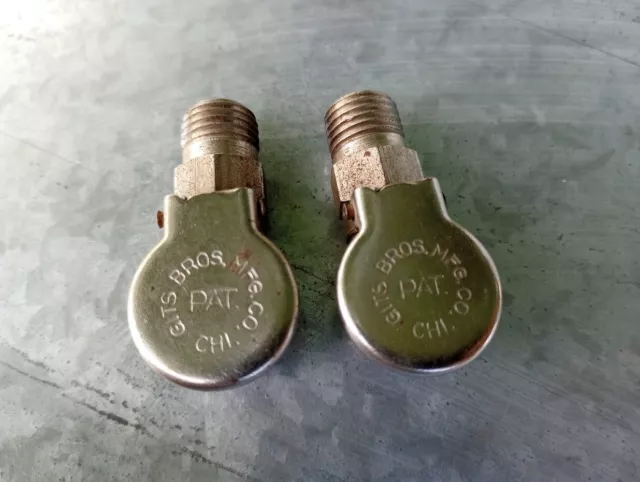 ---2 vtg Gits Bros flip top oilers