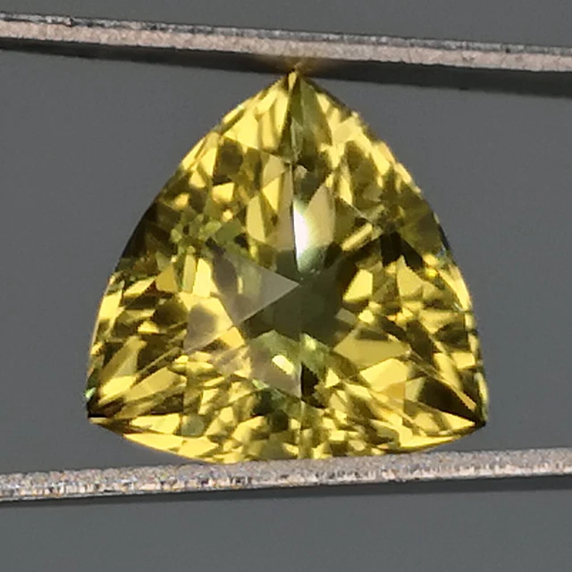 Quartz Jaune naturel du Brésil - IF - Trillion 3.68 Carats