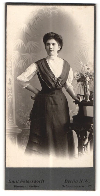 Fotografie Emil Petersdorff, Berlin-NW, Portrait junge Dame in zeitgenössischer