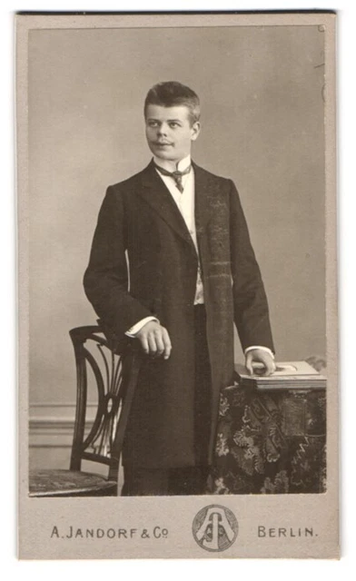 Fotografie A. Jandorf &Co, Berlin, Spittelmarkt 16 /17, Junger Mann mit Oberlip