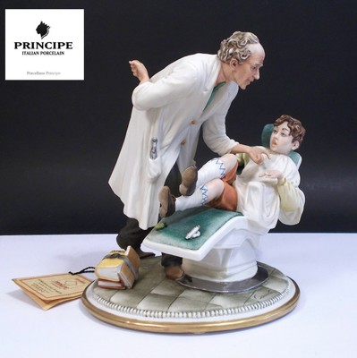 Dentista con bimbo impaurito Capodimonte Porcellana Capodimonte 