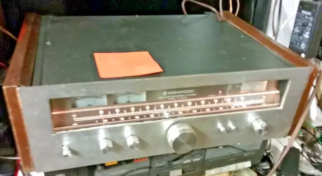 Kenwood Vintage KT-8300 High End AM/FM Tuner With B-8 Walnut Veneer Side Panels 2