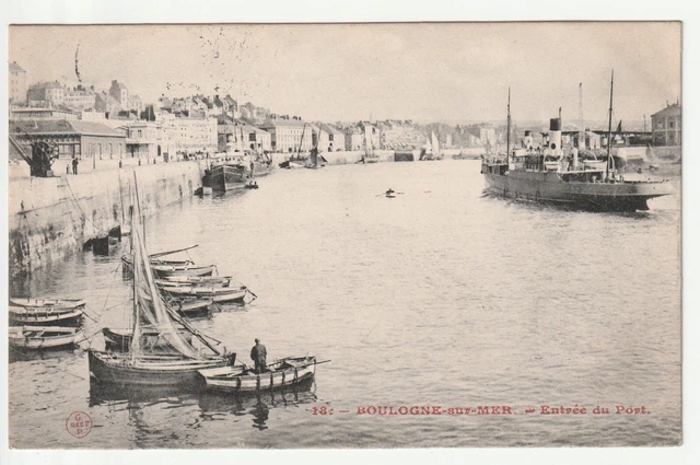 BOULOGNE SUR MER - Pas de Calais - CPA 62 - l' Entrée du Port - Bateaux