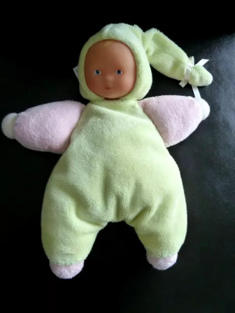*. DOUDOU PELUCHE COROLLE POUPEE FILLE VERT ROBE ROSE BONNET GRELOT 26cm - TBE