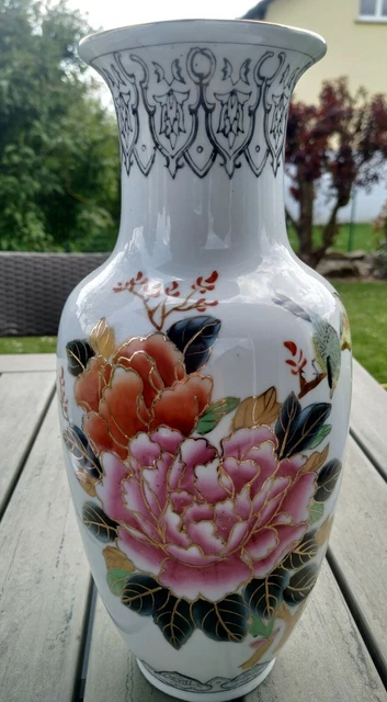 Vase balustre en céramique Asiatique. A décor de motifs floraux, oiseaux, frises