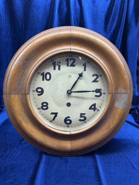Horloge murale Art Déco en noyer par Junghans - En vente sur