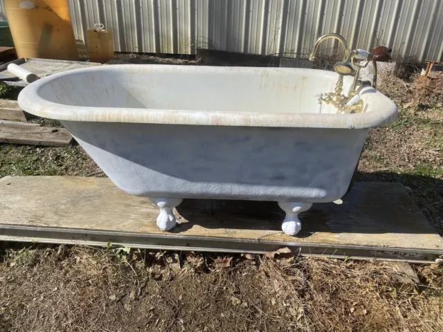 Antique Claw Foot Bath Tub Cast Iron Vintage with Claw feet. LOCAL PICK UP ONLY.