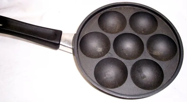 Pyrolux Denmark Donut Pan Skillet 7 Hole Round Very Heavy, great for donut holes