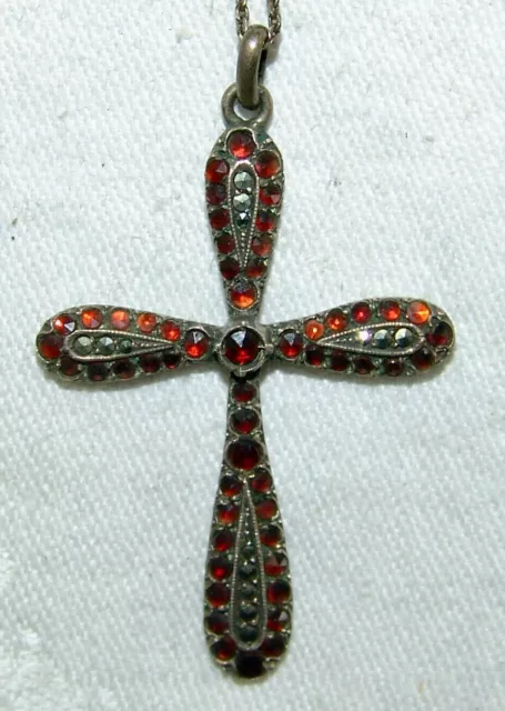 Alter Anhänger silbernes Kreuz mit Steinen an einer Kette