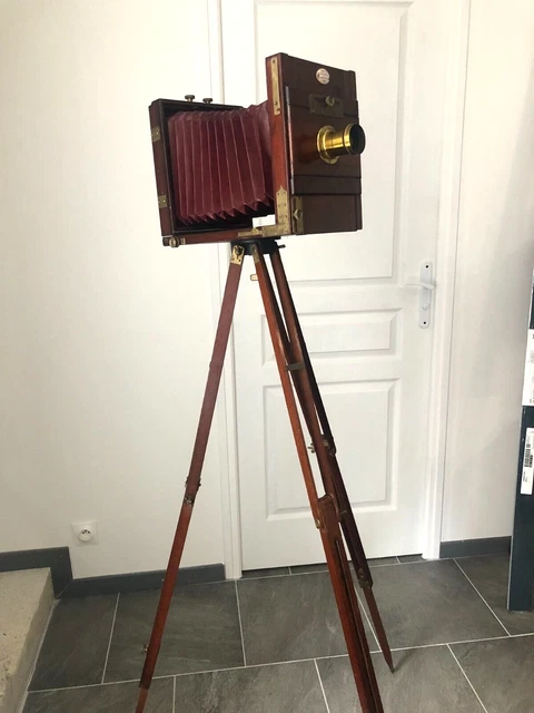SUPERBE CHAMBRE PHOTO EN ACAJOU DEROGY 13 x 18 ET SON TRÉPIED, FIN XIX