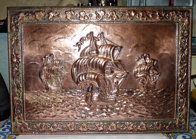 Vintage  Grand Cadre En Cuivre Repousse Scene Marine 3 Bateaux Voilier Bon Etat