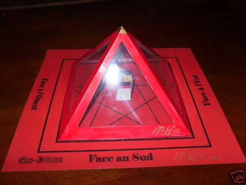 La Pyramide à souhait Magique Esotérisme rare rouge +++