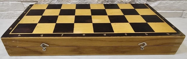 Un beau jeu d'échecs traditionnel en bois massif à petit prix pas cher