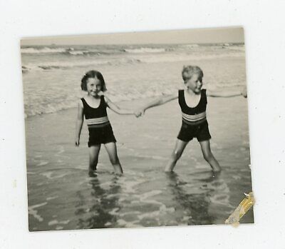 Photo snapshot août 1934 . plage vague enfants main maillot pieds dans l'eau