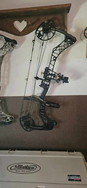 Mathews VXR, Black, RH, 29" DL, 70#, 31.5 ATA Sight, Rest and Stabilizer