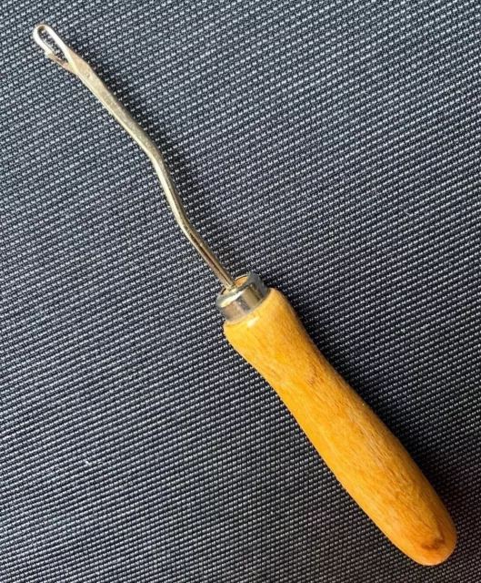 Gancho aguja de andar con mango de madera para alfombras, cojines, murales