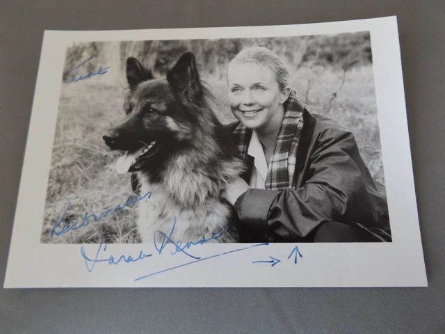 HAND SIGNED 7" x 5" PHOTO - SARAH KENNEDY - TV HOST PRESENTER