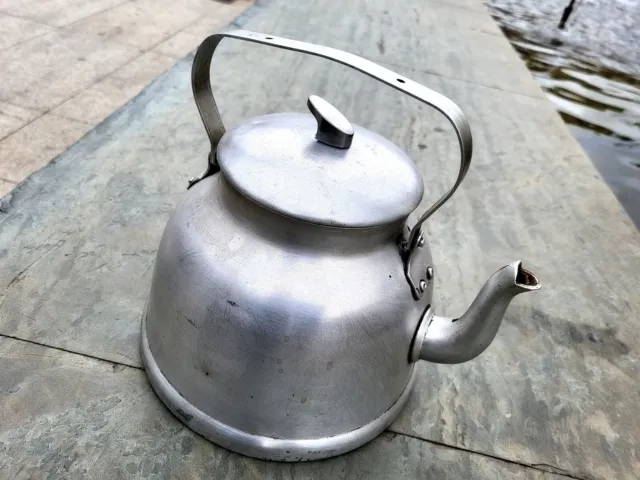 Antigua tetera de aluminio / Old aluminum teapot