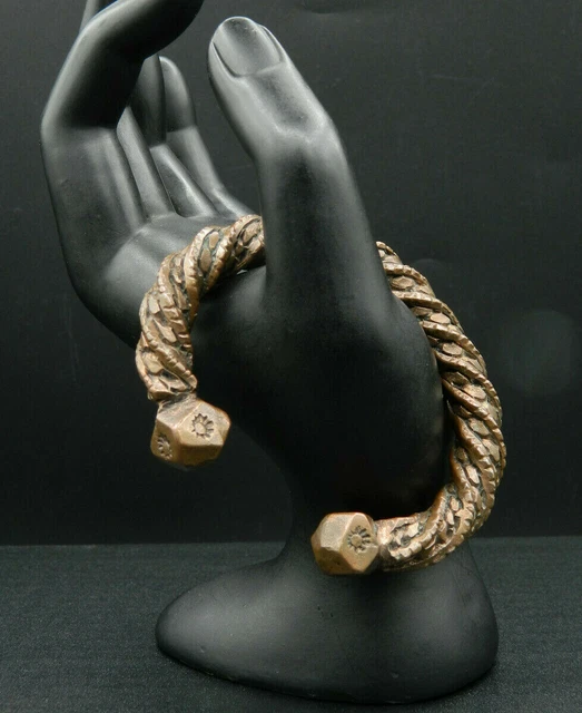 Ancien bracelet rigide cuivre jaune patiné bijou vintage 70 décor en relief