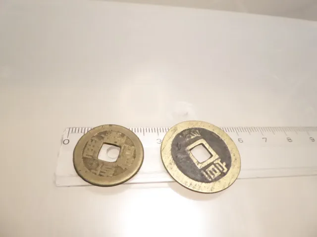 2 x alte Münze vermutlich Japan oder China mit Loch in der Mitte Messing? 7,4 g 2