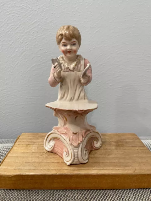 Antique Allemand Porcelaine Figurine De Enfant / Garçon Avec / Cartes à Jouer