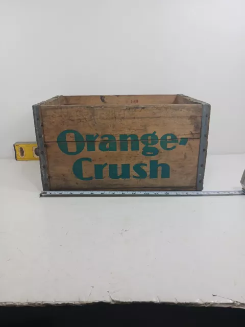 Vintage Detroit Orange Crush Pop Crate  Green Letters . 3-1966 Aed Arrow