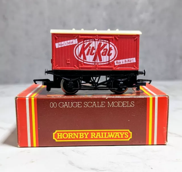 Hornby R.722 KIT KAT Closed Van OO Gauge  -Boxed