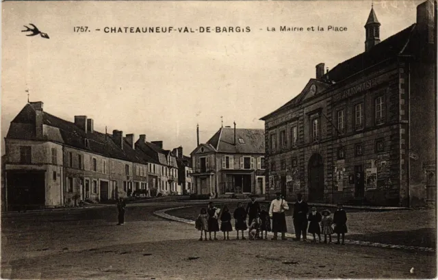 CPA AK CHATEAUNEUF VAL-de-BARGIS La Mairie et la Place (421237)