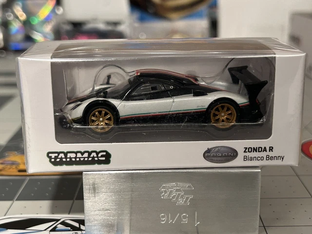Luwecf Vitrine de Voiture Miniature Moulée sous Pression à L'échelle 1/64 avec Lumières LED, Vitrine de Garage pour Véhicules avec Scène de Stationnement de, style c