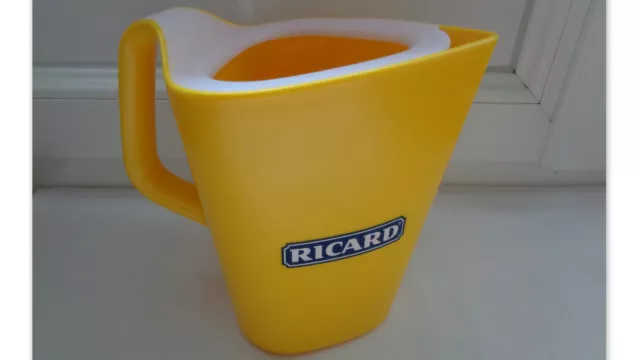 RICARD ,ancien pichet en plastique jaune ,design ROBERT STADLER . 1 litre
