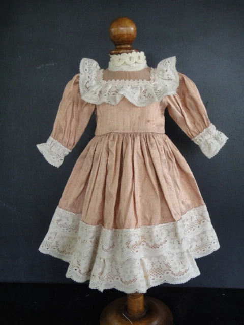 Robe En Soie Pour Poupée De 45 Cm - Dentelles Anciennes - Georgette Bravot (France, 1947)