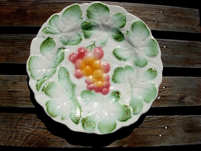 assiette ancienne barbotine décor fruit raisin Sarreguemines DV époq année 1920