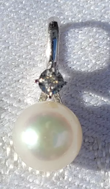 Pendentif or blanc 750/1000ème, perle et diamant.