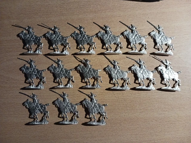 Ensemble de 28 figurines de soldats en plomb et étain peintes à la main
