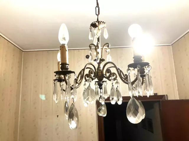 Lampadario A 5 Luce Con Gocce E Pendenti Degli Anni 50 In Ottone