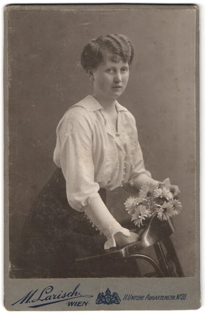 Fotografie M. Larisch, Wien, Untere Augartenstrasse 38, junge Dame mit Blumen t