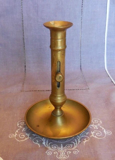 Ancien Bougeoir A Poussoir A Bouton Plat En Bronze Dore