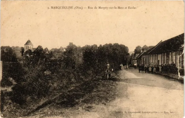 CPA MARQUÉglise Rue de MARGNY-sur-le-MATZ et École (377256)