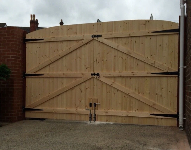 WOODEN DRIVEWAY GATES!6FT Highest Point 6Ft Wide (3Ft Each Gate) & Wooden Posts £320.00