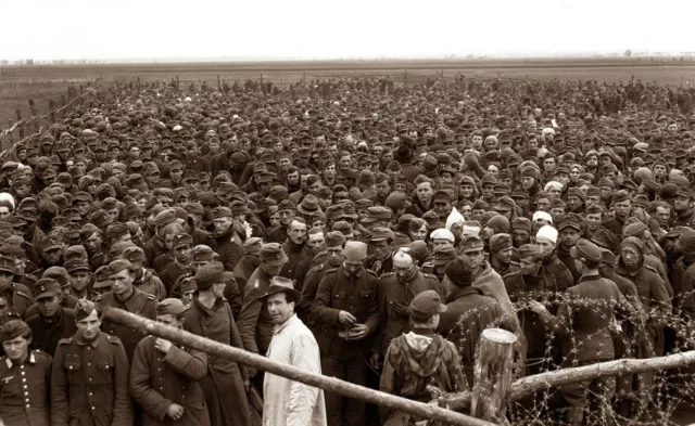 WW2 1945 Heidelberg GERMAN PRISONERS  Photo    (177-F)