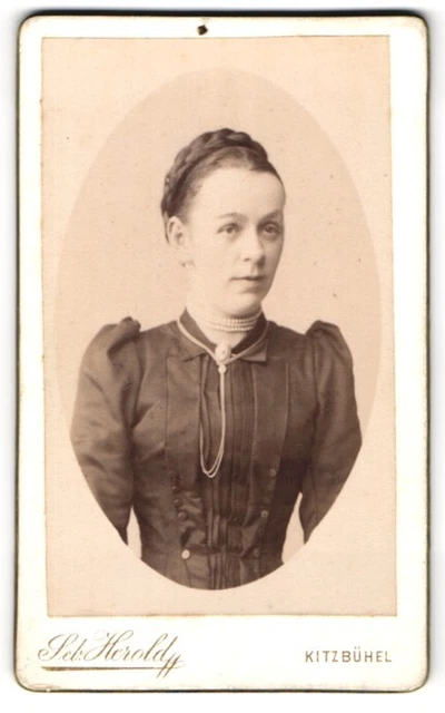 Fotografie Seb. Herold, Kitzbühel, Junge Dame mit Flechtfrisur und markanter St