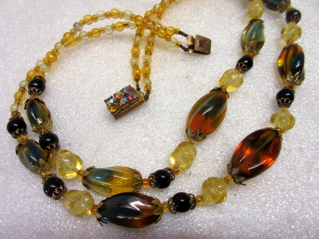 Collier à trois rangs en perles shoker terminant par un fermoir à