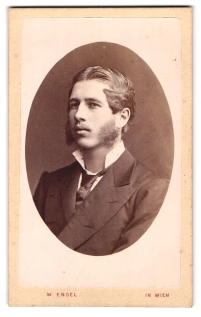 Fotografie W. Engel, Wien, Alserhauptstr. 27, Portrait junger Mann im Anzug mit