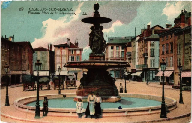 CPA CHALONS-sur-MARNE - Fontaine Place de la Republique (742644)